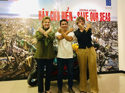 Nhiếp ảnh gia Lekima Hùng (giữa) cùng Trưởng đại diện thường trú UNDP tại Việt Nam và Đại sứ đặc mệnh toàn quyền Hà Lan thể hiện quyết tâm chống rác thải nhựa